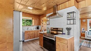 Refrigerador, microondas, cafetera y tetera y tostadora