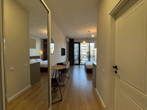 Apartament Comfort, vistes a la muntanya, al costat de la platja | Cortines opaques, planxa i posts de planxar i wifi gratuïta