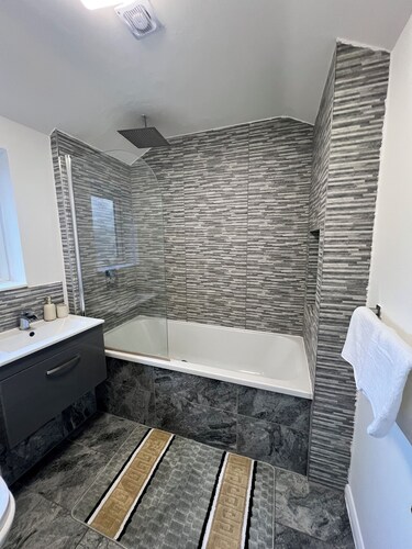 Seaside Escape – 4 Mins to the Beach, Cosy for Families & Big Groups!