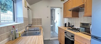 Seaside Escape – 4 Mins to the Beach, Cosy for Families & Big Groups!