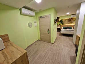 Deluxe Double or Twin Room | Desk, soundproofing, free WiFi - Feeling Home - Suites&Rooms (Leon)