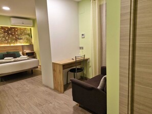 Deluxe Double or Twin Room | Desk, soundproofing, free WiFi - Feeling Home - Suites&Rooms (Leon)