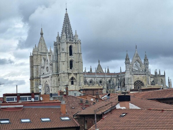 A Gothic-style cathedral with multiple spires and intricate stonework. - Feeling Home - Suites&Rooms (Leon)