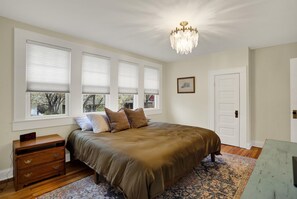 2 bedrooms, desk, free WiFi, bed sheets - Charming 1930s Bungalow Steps from Shops, Trails & Concerts (Noblesville)