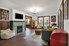 Smart TV - Charming 1930s Bungalow Steps from Shops, Trails & Concerts (Noblesville)