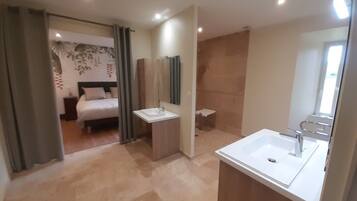 4 habitaciones, tabla de planchar con plancha y cuna de viaje