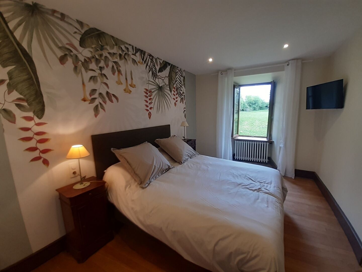 4 dormitoris, planxa i posts de planxar i un bressol de viatge 