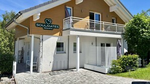 A two-story building with a sign for 'Soulmates Resorts.' - Forest Soul (Feldberg) - Terrace (Feldberg (Schwarzwald))