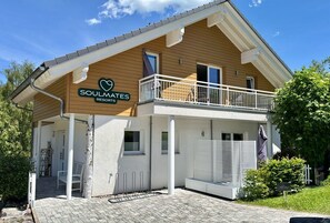 Un immeuble de deux étages sur lequel on peut lire l’enseigne « Soulmates Resorts ».
