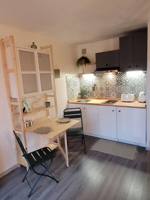 Fridge, microwave, coffee/tea maker, cookware/dishes/utensils