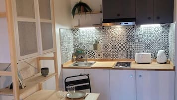Fridge, microwave, coffee/tea maker, cookware/dishes/utensils