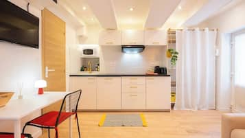 Fridge, microwave, dishwasher, coffee/tea maker