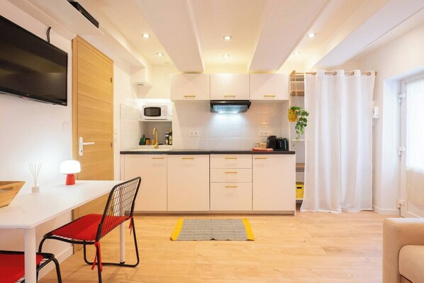 Fridge, microwave, dishwasher, coffee/tea maker