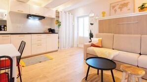 A modern apartment with a kitchen, dining area, and living room. - Cocooning apartment near the sea (Carqueiranne)