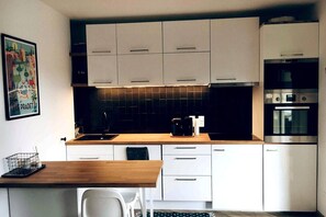 Réfrigérateur, four à micro-ondes, un four, surface de cuisson