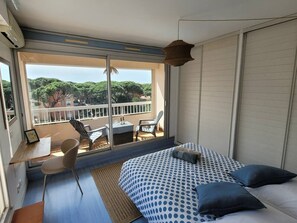 2 bedrooms, iron/ironing board, WiFi, bed sheets - Le toit du Port : Terraces/Pool/Clim/Parking (Hyères)