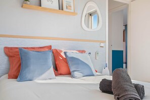 2 bedrooms, iron/ironing board, WiFi, bed sheets - Le toit du Port : Terraces/Pool/Clim/Parking (Hyères)