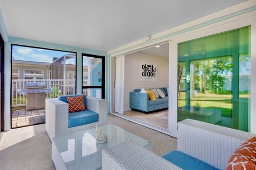 Cheerful Island Bungalow, Lanai and Walk to Holmes Beach