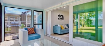 Cheerful Island Bungalow, Lanai and Walk to Holmes Beach