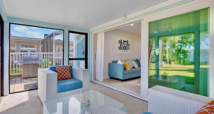 Cheerful Island Bungalow, Lanai and Walk to Holmes Beach