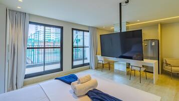 Klassiek appartement | Individueel gedecoreerd, een bureau, een laptopwerkplek, gratis wifi