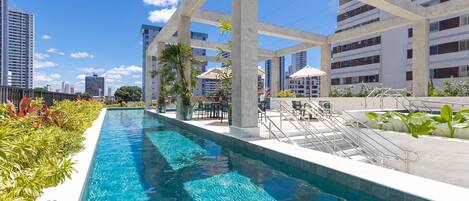 Exclusive Apartment | Kolam renang | Kolam renang tertutup, payung kolam, kerusi lepak pantai