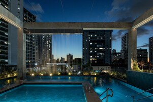 Piscina interna, guarda-sóis, espreguiçadeiras