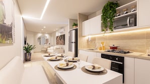 Apartemen Premium | Dapur pribadi | Lemari es, microwave, pemanggang roti, dan peralatan masak/sendok-piring