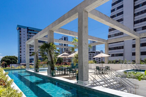 Piscine couverte, parasols de plage, chaises longues