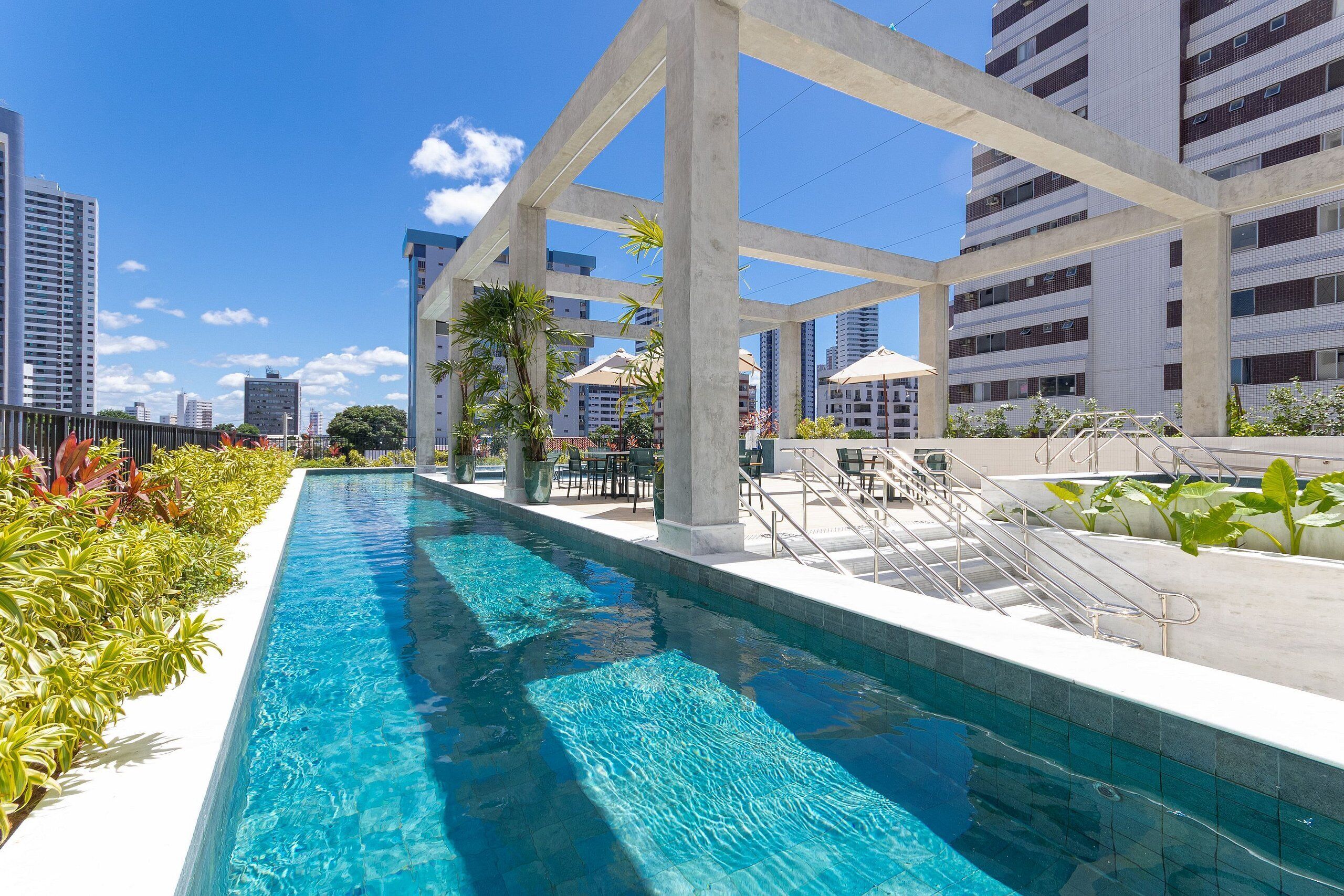 Exclusief appartement | Zwembad | Een binnenzwembad, parasols bij het zwembad en ligstoelen