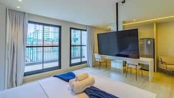 Căn hộ phong cách cổ điển | Trang trí khác biệt, bàn, khu vực làm việc phù hợp cho laptop