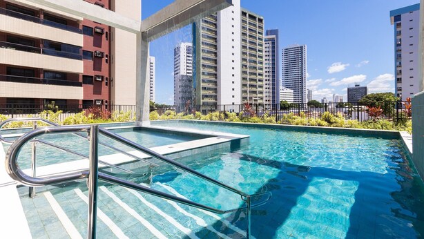Kolam renang indoor, dengan payung kolam renang dan kursi berjemur