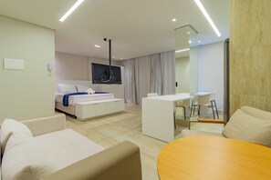 Apartamento clásico | Decoración individual, escritorio, espacio para trabajar con un portátil
