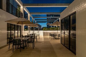 تناول الطعام بالخارج