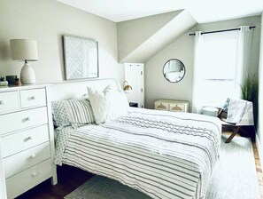 6 Schlafzimmer, Schreibtisch, Bügeleisen/Bügelbrett, Reisekinderbett