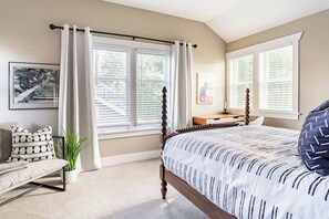 6 sovrum, skrivbord, strykjärn/strykbräda och resesäng