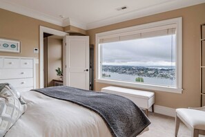 5 bedrooms, desk, iron/ironing board, travel cot