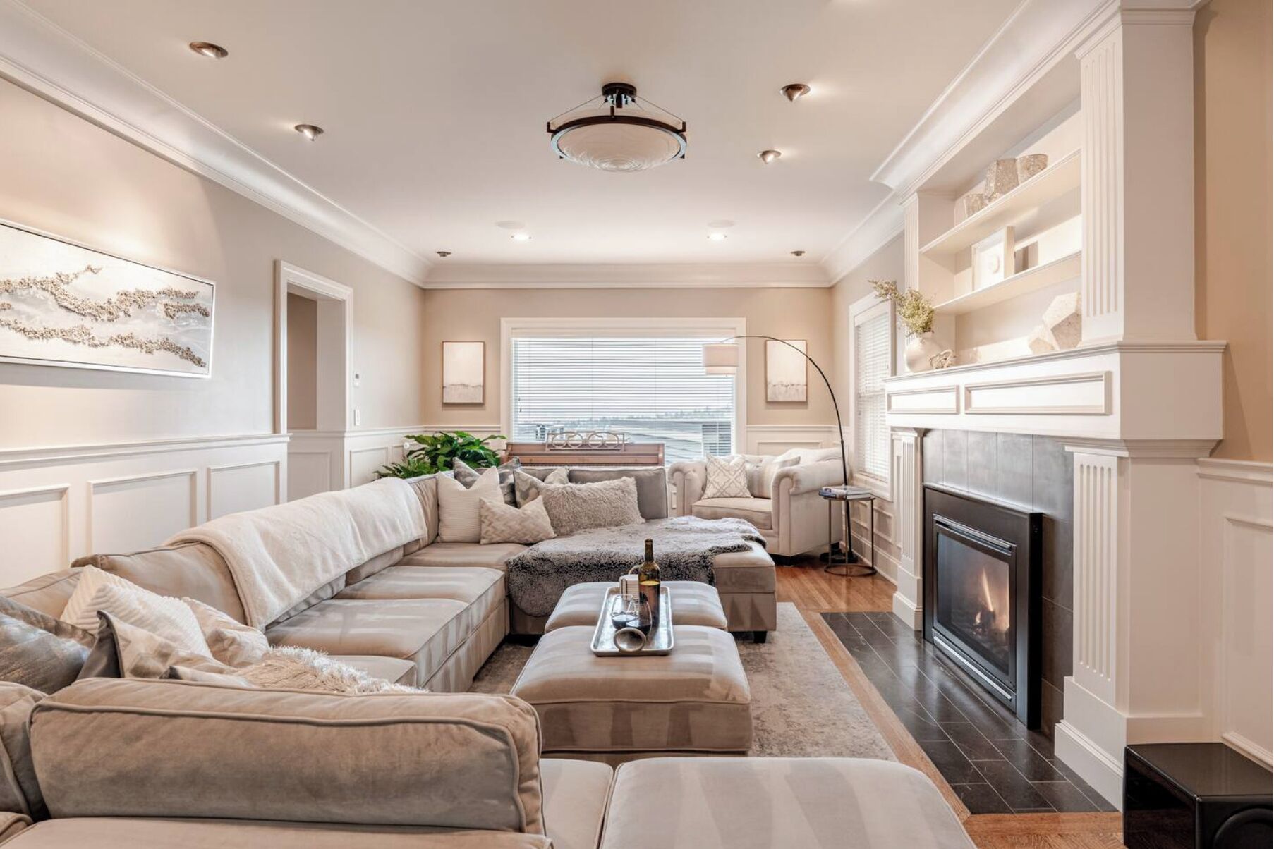 Smart-tv, een open haard, een dvd-speler en boeken