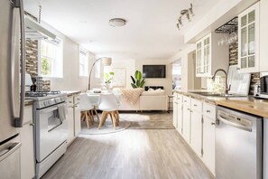 Fridge, microwave, oven, stovetop - Excellent location - Close to downtown! (Seattle)