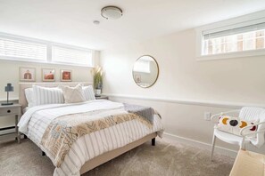 2 室のベッドルーム、デスク、アイロン / アイロン台、旅行用ベビーベッド