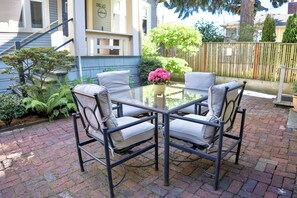 Outdoor dining - City Cottage in Queen Anne (Seattle)