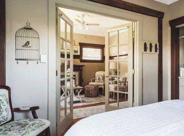 1 chambre, fer et planche à repasser, lit de bébé portatif