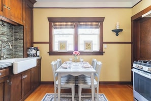 Fridge, microwave, oven, stovetop - Queen Anne Carriage House (Seattle)