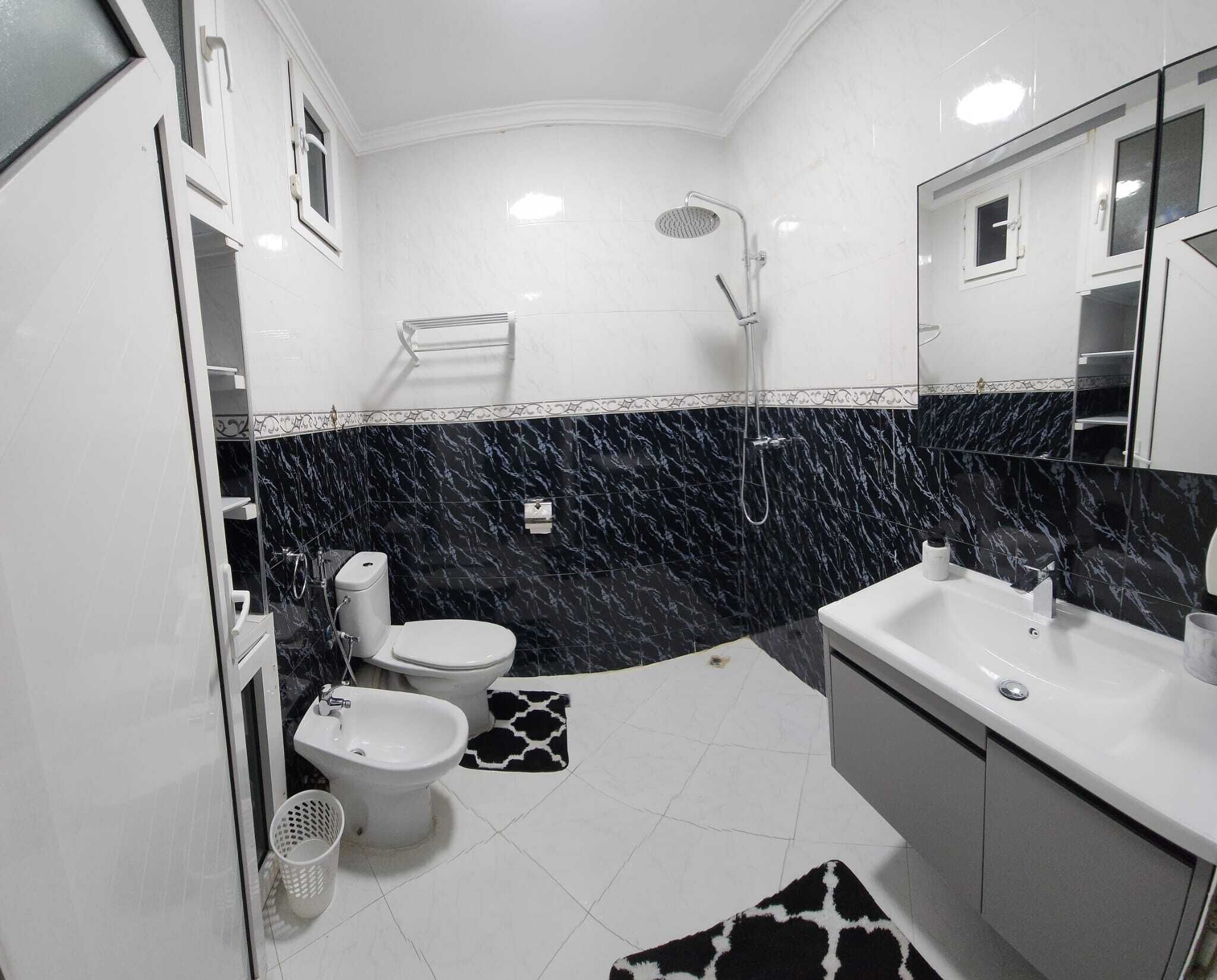 Douche, sèche-cheveux, bidet, serviettes fournies