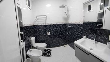 Douche, sĂšche-cheveux, bidet, serviettes fournies