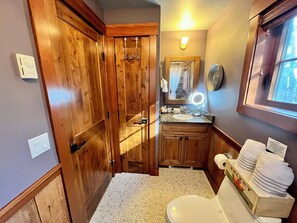 Haartrockner, Handtücher, Seife, Shampoo