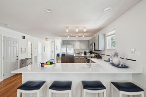 Kühlschrank, Geschirrspüler, Wasserkocher mit Kaffee-/Teezubehör