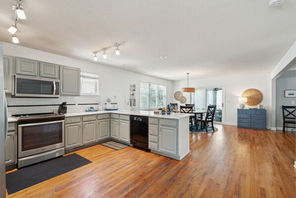 Kühlschrank, Geschirrspüler, Wasserkocher mit Kaffee-/Teezubehör