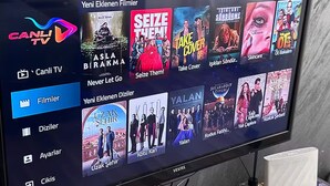 Un televisor mostrando una interfaz de transmisión de películas con diversas opciones cinematográficas.
