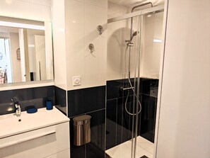 Dusche, Haartrockner, Handtücher